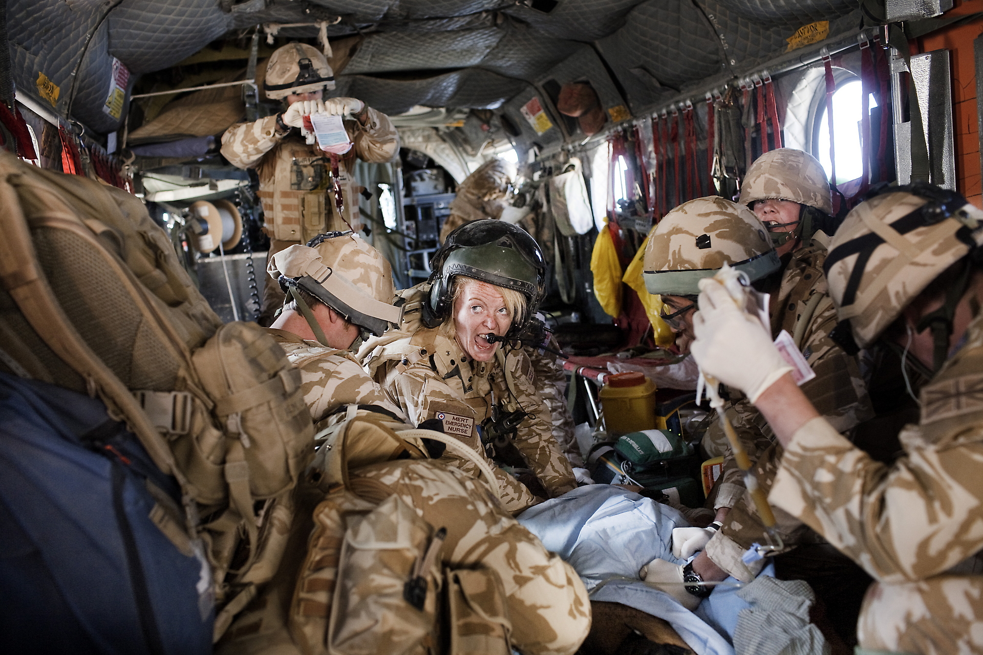 Раненый борт. Военные медики в Афганистане. Медик армии Великобритании в Афганистане. Раненые солдаты в Афганистане. Раненые американские солдаты в Афганистане.